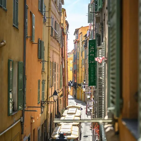Evasion A Menton, Vieille דירה מנטון